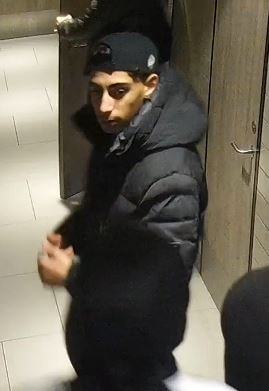 oresundsbaron's tweet photo. Politiet har offentliggjort billeder af 6 mistænke i en voldssag fra metrostationen på Rådhuspladsen.

Naturligvis er der tale om 6 jyske drenge.

#RemigrationNu https://t.co/O06KoYJ4Rn