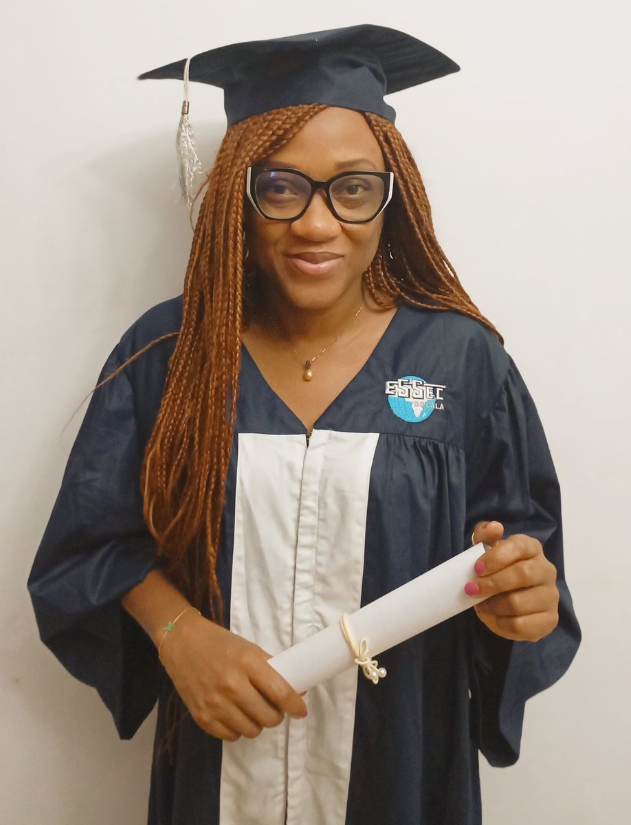 JDarlyse's tweet image. Quelques prises après la remise de diplôme🙏💙
Essec Douala 

#josianedarlyse #parchemin #essec #promotion14 #sortiesolennelle #diplome #findetudes #celebration