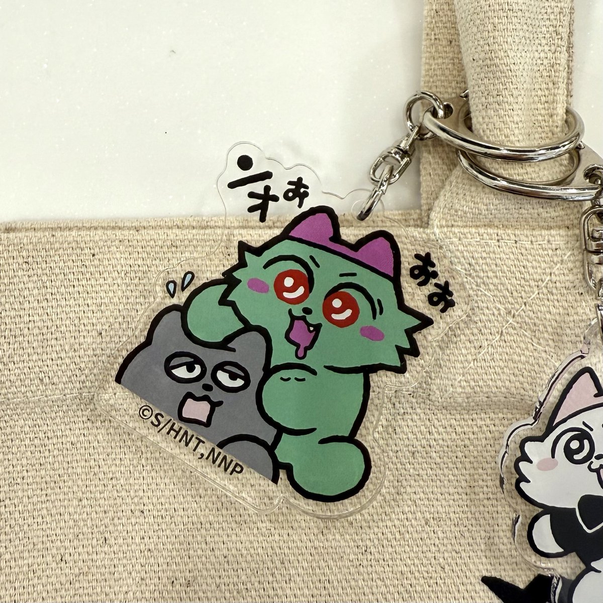 unextgoodsshop's tweet image. ⌓⌓⌓⌓⌓⌓⌓⌓⌓⌓⌓⌓
「 ンめねこ ポップアップショップ by U-NEXT」
人気商品のご紹介！
⌓⌓⌓⌓⌓⌓⌓⌓⌓⌓⌓⌓

秋限定商品のアクリルキーホルダーと缶バッジが人気🌟
特に、単行本でしか見られないゾンビンめねこのデザインが好評で嬉しいです(^^♪
コンプリートでのご購入も可能です◎…