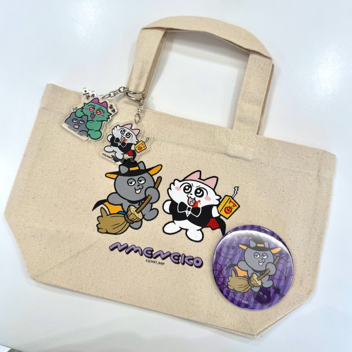 unextgoodsshop's tweet image. ⌓⌓⌓⌓⌓⌓⌓⌓⌓⌓⌓⌓
「 ンめねこ ポップアップショップ by U-NEXT」
人気商品のご紹介！
⌓⌓⌓⌓⌓⌓⌓⌓⌓⌓⌓⌓

秋限定商品のアクリルキーホルダーと缶バッジが人気🌟
特に、単行本でしか見られないゾンビンめねこのデザインが好評で嬉しいです(^^♪
コンプリートでのご購入も可能です◎…