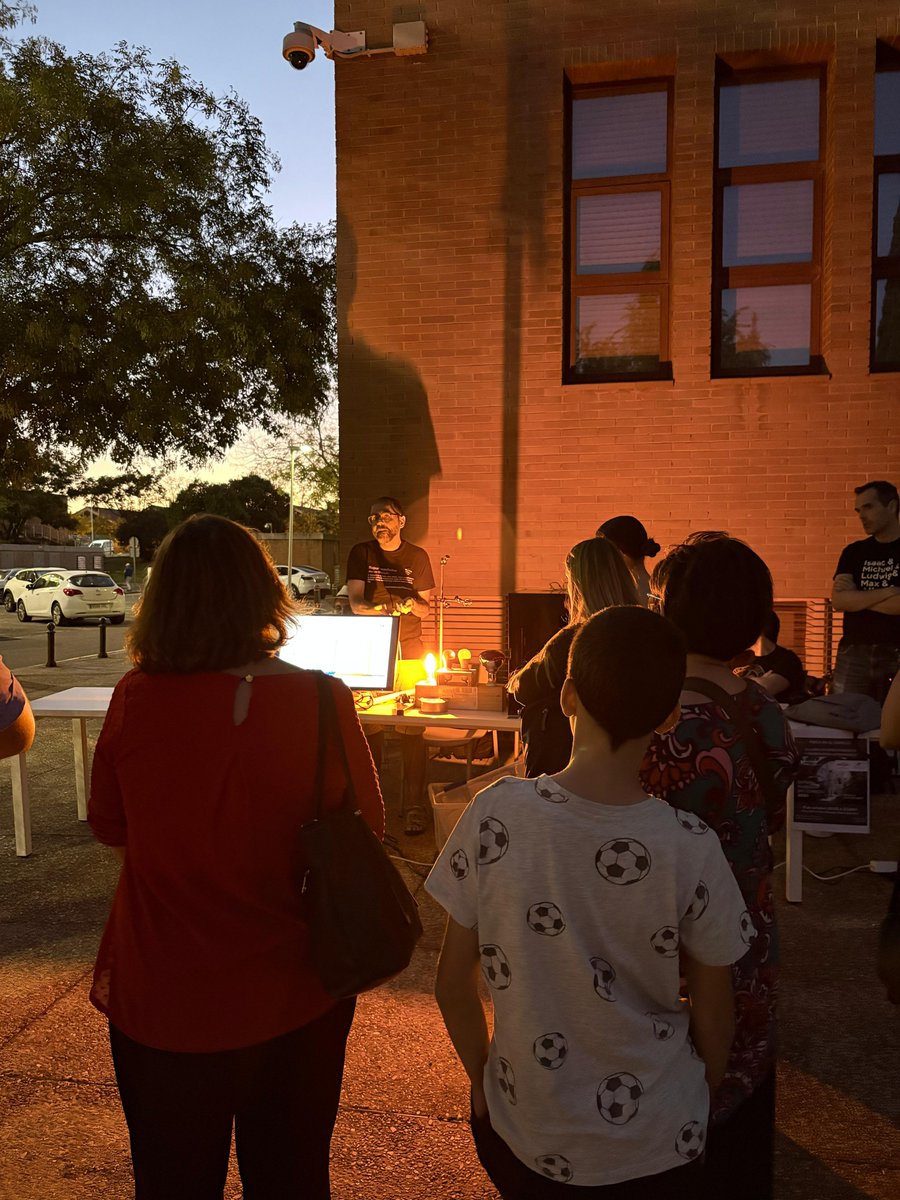 ICMSevilla's tweet image. 🤩We show you some 𝗶𝗺𝗽𝗿𝗲𝘀𝘀𝗶𝘃𝗲 𝗶𝗺𝗮𝗴𝗲𝘀 of the plasma and spectroscopy workshop that colleagues Manuel, Ana, Mateo, and Ángeles did during #WorldSpaceWeek organized by the @fisicaUS 🚀