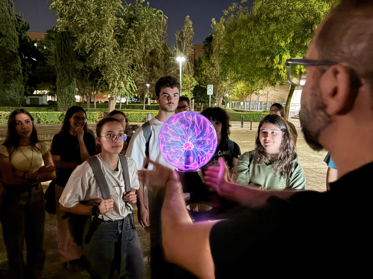 ICMSevilla's tweet image. 🤩We show you some 𝗶𝗺𝗽𝗿𝗲𝘀𝘀𝗶𝘃𝗲 𝗶𝗺𝗮𝗴𝗲𝘀 of the plasma and spectroscopy workshop that colleagues Manuel, Ana, Mateo, and Ángeles did during #WorldSpaceWeek organized by the @fisicaUS 🚀