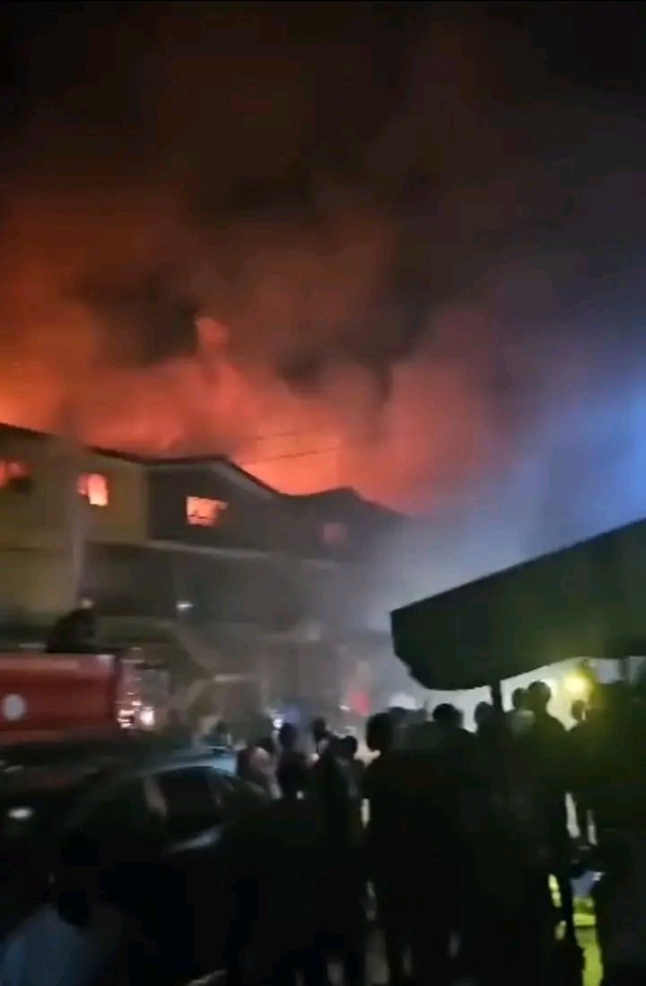 knowledge73781's tweet photo. A devastating fire 🔥 swept through Alaba International Market in Lagos, Nigeria on Tuesday evening, destroying several shops and leaving traders in a state of panic. https://t.co/LOKvD88cj3