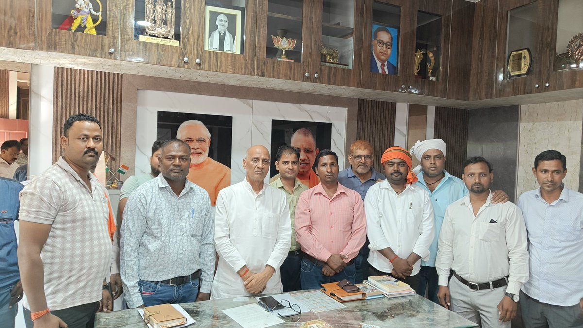 bjpmpsingh's tweet image. आज अपने आवासीय कार्यालय पर आए हुए सम्मानित क्षेत्रवासियों से मिलकर उनका कुशल क्षेम जाना और उनकी विभिन्न समस्याओं को सुना तथा उनके निस्तारण के लिए आवश्यक निर्देश दिए।
जनता की सेवा ही मेरा प्रथम कर्तव्य है।
#जनसेवा #पिपराइच #गोरखपुर #जनसंपर्क