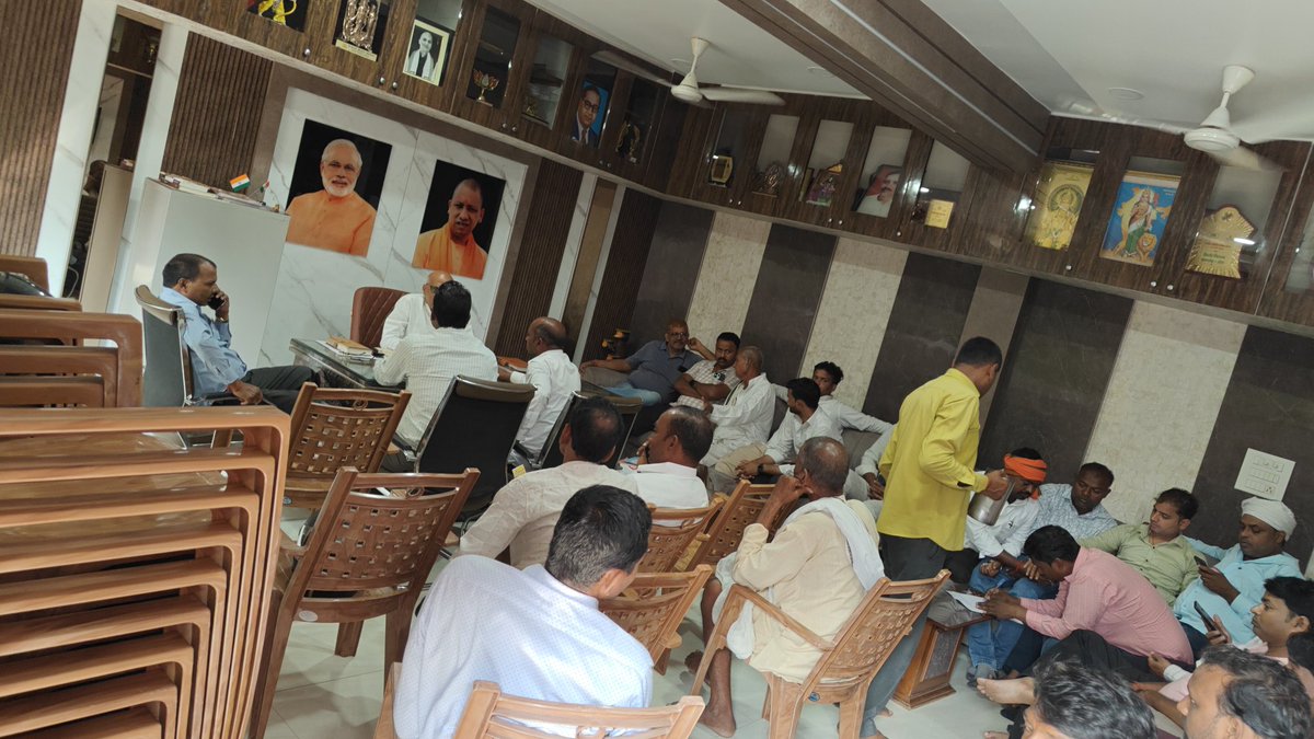 bjpmpsingh's tweet image. आज अपने आवासीय कार्यालय पर आए हुए सम्मानित क्षेत्रवासियों से मिलकर उनका कुशल क्षेम जाना और उनकी विभिन्न समस्याओं को सुना तथा उनके निस्तारण के लिए आवश्यक निर्देश दिए।
जनता की सेवा ही मेरा प्रथम कर्तव्य है।
#जनसेवा #पिपराइच #गोरखपुर #जनसंपर्क