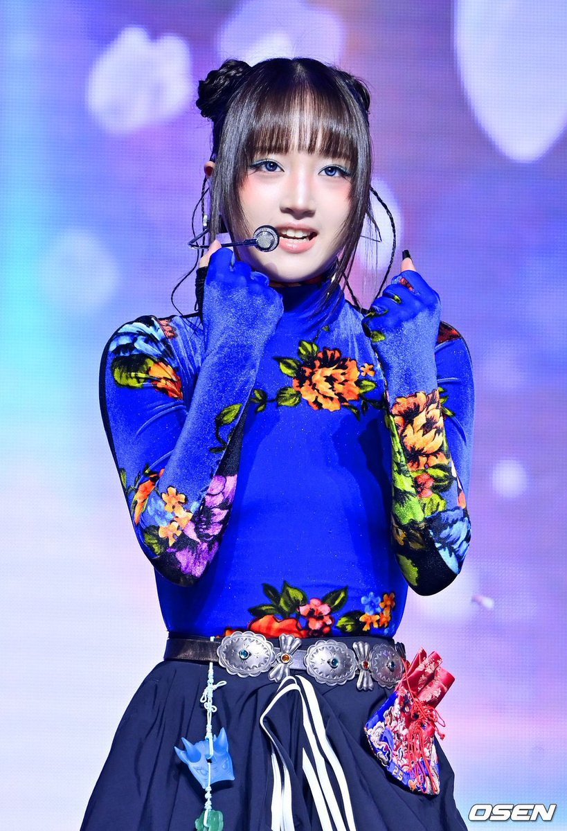 kimberlovley's tweet image. 251022 | #KIMSTYLE in 'House Party' Showcase 💙

• VETEMENS
• Floral Velvet Turtleneck Top
• € 1.150 / Rp 22.176.475

#VVUP #비비업 #KIM #킴 #KIMBERLOVLEY_STYLE #HouseParty #하우스파티