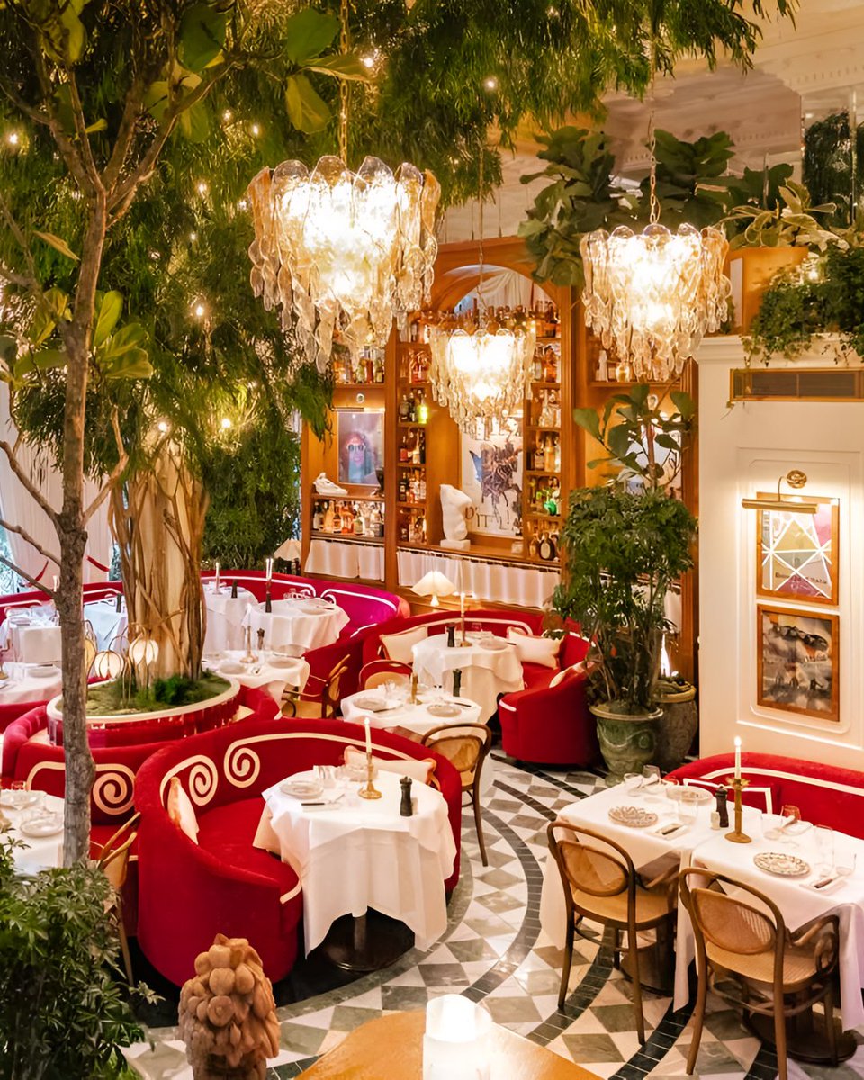 Chandeliers, greenery, and irresistible Italian dishes, Jacuzzi in Kensington is more than a restaurant, it’s a whole vibe. 🍝✨

Perfect for dates or nights out with friends.

👉 Book your table now! bit.ly/3J5bphv 

#jacuzzilondon #kensingtoneats #italiandining