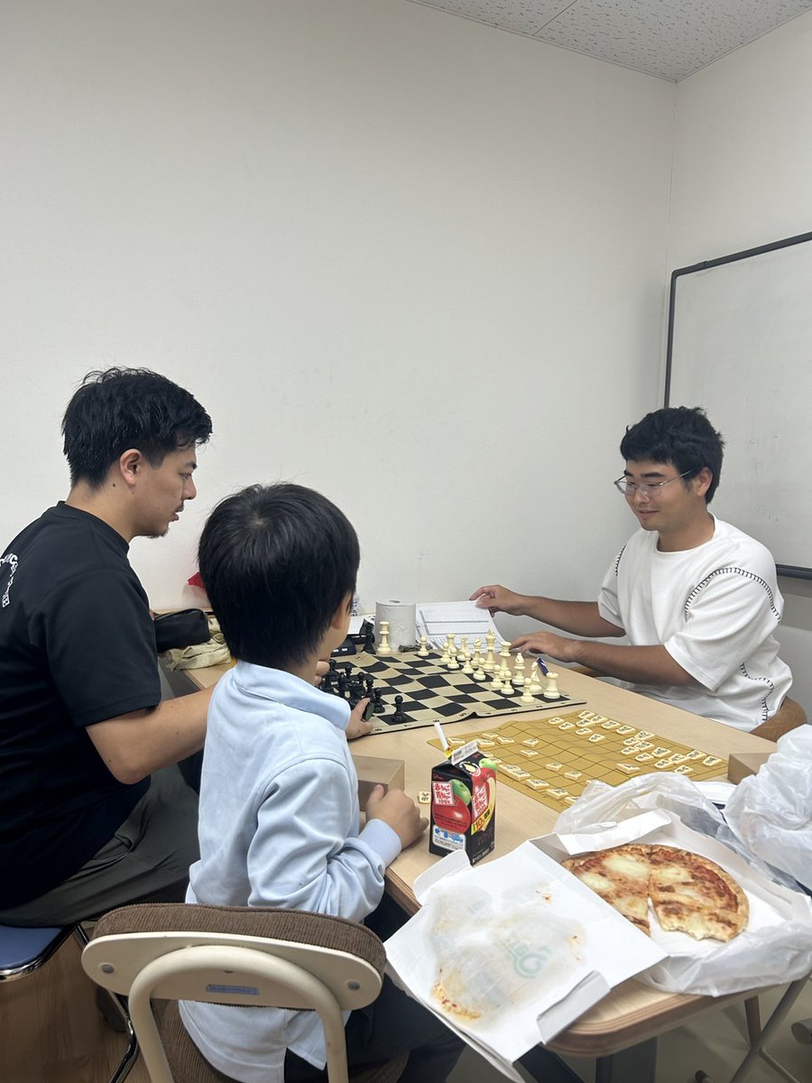 本日10/22(水)活動日です🌟
18:00〜20:00
名大第1文化サークル棟で
活動しています♬

場所はこちら🔽
maps.app.goo.gl/1GMiVFgnBwDfF1…

雨の多い季節ですが
ぜひお越しください🌂😊
#チェス #ボドゲ #春から名大 #インカレ #チェス好きと繋がりたい  #ボードゲーム好きと繋がりたい #chess #checkmate