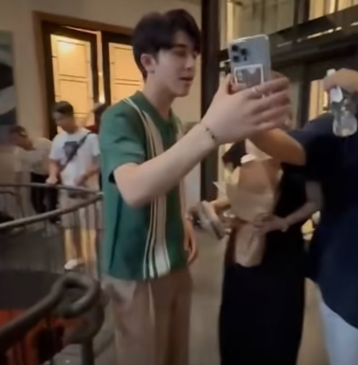 NuttaeSnsd's tweet image. พี่เค้ามาลงรูป+คลิปสั้นๆ เบื้องหลัง น่ารักมากเลย
จังหวะแพทจะไปช่วยถือกล้อง แต่ผกก บอกมายืนข้างหลังๆ ตลกอ่ะ 🤣🤣 @patrick_pppat 

The Resurrected X Patrick
#ปลุกชีพคืนวิญญาณxแพทริค
#回魂計 #TheResurrected 
#ปลุกชีพคืนวิญญาณ