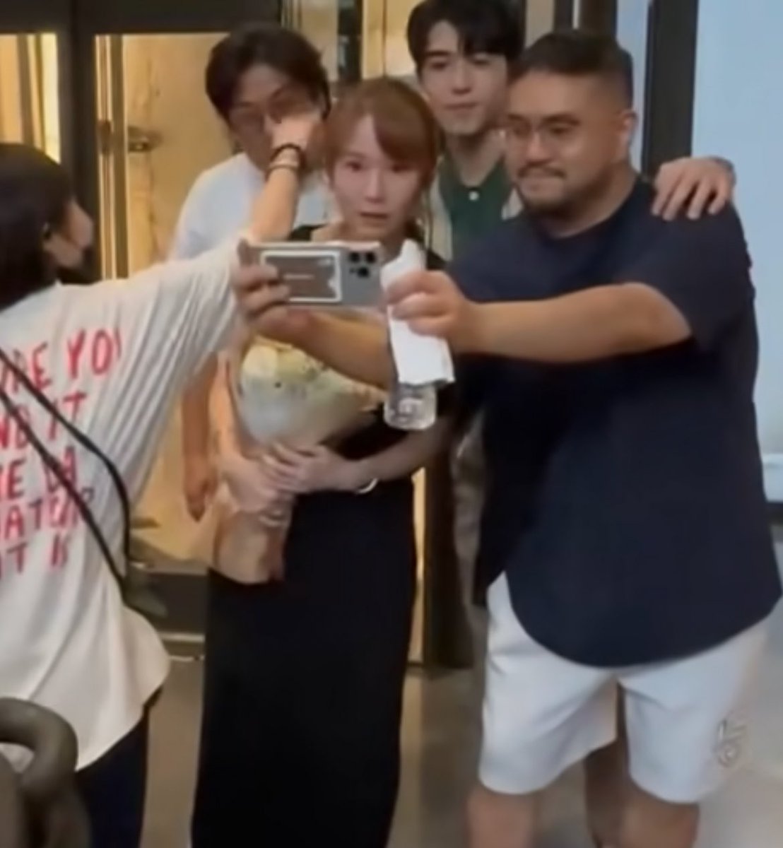 NuttaeSnsd's tweet image. พี่เค้ามาลงรูป+คลิปสั้นๆ เบื้องหลัง น่ารักมากเลย
จังหวะแพทจะไปช่วยถือกล้อง แต่ผกก บอกมายืนข้างหลังๆ ตลกอ่ะ 🤣🤣 @patrick_pppat 

The Resurrected X Patrick
#ปลุกชีพคืนวิญญาณxแพทริค
#回魂計 #TheResurrected 
#ปลุกชีพคืนวิญญาณ