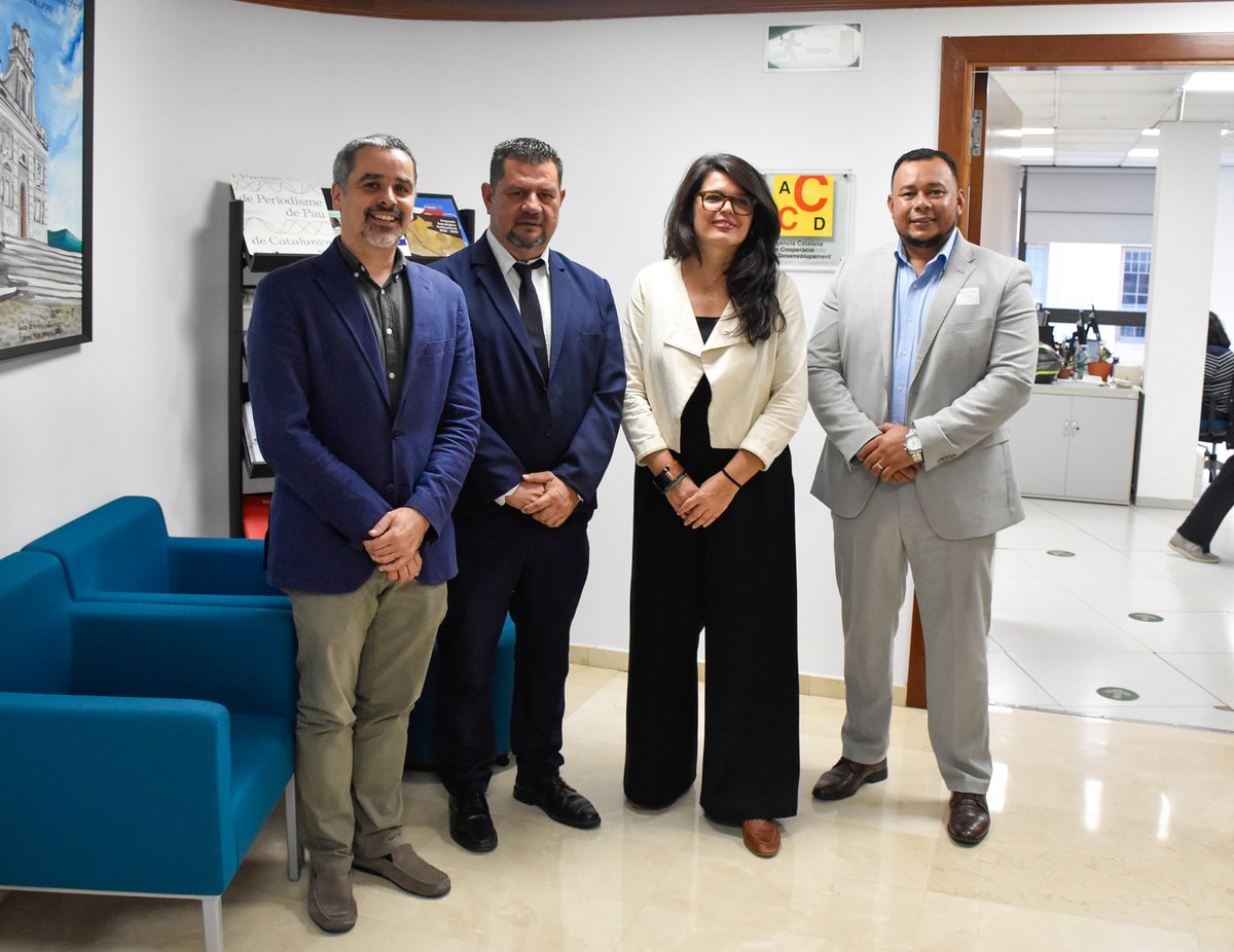 La DG <a href="/cooperaciocat/">Cooperació</a>, <a href="/drewcostafreda/">Andrea Costafreda</a>, es reuneix amb representants de <a href="/MTFRL/">Mancomunidad Trinacional Fronteriza Río Lempa</a>, que agrupa 28 poblacions de la regió Trifinio (El Salvador, Guatemala i Hondures), per avançar en el suport als municipis en polítiques públiques d’equitat de gènere, cures i prevenció de violències.