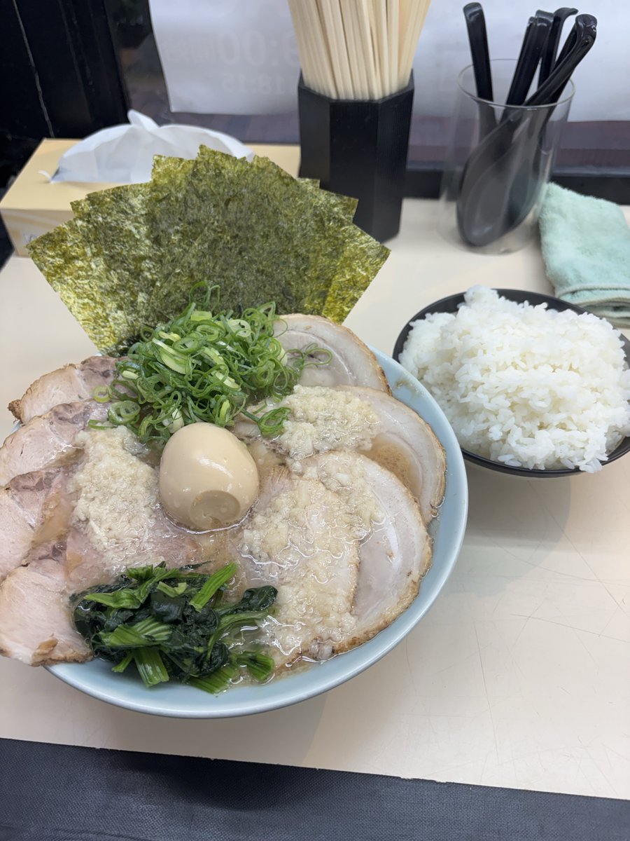 【横浜家系ラーメン 田中】
🉐ラーメン（行徳スペシャルver.）
チャーシュー増
鬼添え（背脂）

丼顔一面にチャーシューのお花〜🌸✨
行徳スペシャルver.はやっぱりエグい！笑

背脂もジャンクを演出してて必須！🥰
胃袋に強い人は行徳盛りライスへGO🏃‍♂️💨
ガチでやばいっす😅🤣