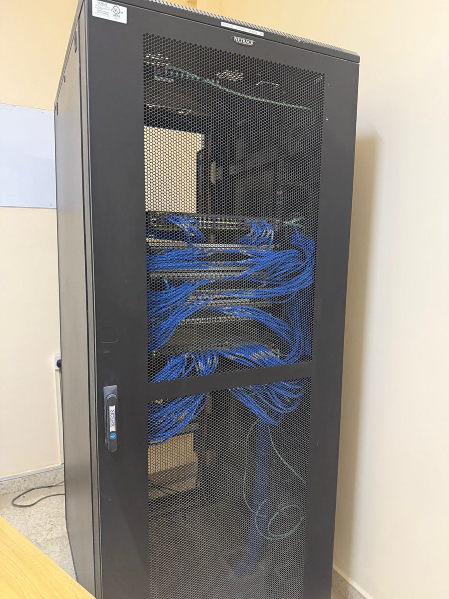 بتاريخ٢٠ /١٠/ ٢٠٢٥م واستكمالًا لأعمال صيانة الشبكات، قام الأستاذان مبارك الحتروشي وحمود الغيلاني (فنيّا الشبكات) ببرمجة الموزعات القديمة وتوزيعها على مرافق وممرات المدرسة، بهدف تعزيز الشبكة وتنظيم الموصلات في غرفة السيرفر ٢.
جزيل الشكر والتقدير للفنيين على جهودهم المتميزة