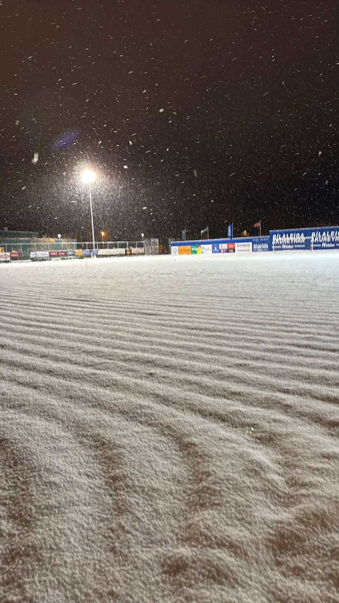 saevarp's tweet image. Rúmir 6 tímar í kick off í Evrópuleik💛💙