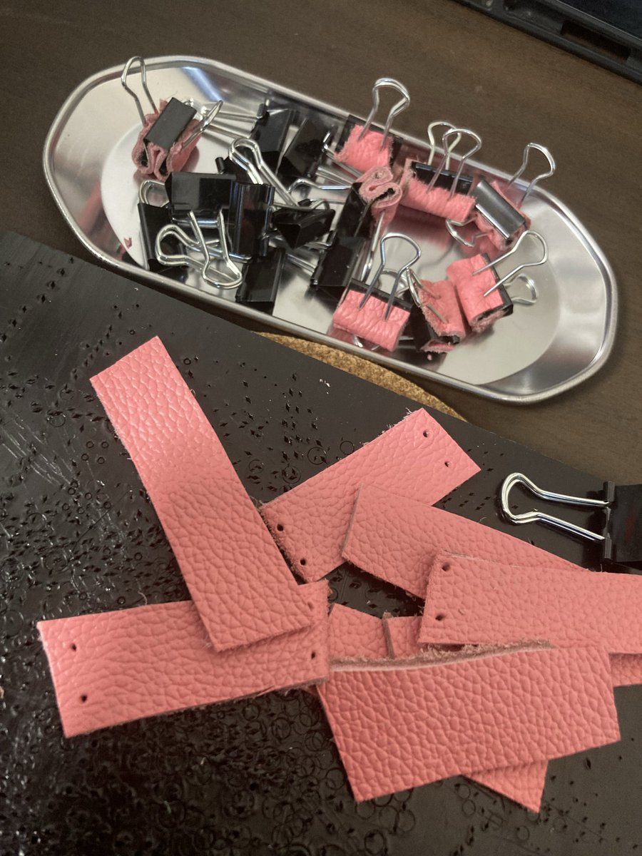 wataCuriosity's tweet photo. 鹿革の紐作成する中
クリップが圧倒的に足りない！
ということで　少し大きめのクリップを��い足してきました。

ハギレで簡単にできるのでクリップに革つけるのおすすめです。
作品にクリップの痕があまり残らないです！
#レザークラフト
#小物作り
#財布作り
#革工芸
#ハギレ 
#革 
#染色
#クリップ https://t.co/nodD7p454b