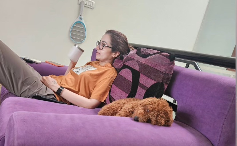 rycbar_NINENINE's tweet image. Izzy is my mood all day every day, just done with the day &amp;amp; wants sleep yet it’s only 9am 😅
Poor baby looks like she needs some cuddles- lil cutie 🥹🥰
Also adore her mumma in the back🥰
@trishtrashers #Trisha ❤️🧿 #Izzy 🐾