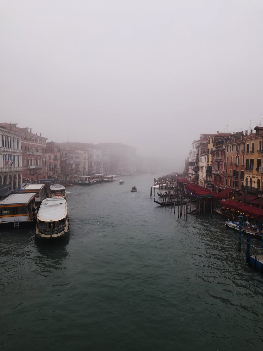 #Venezia stamattina non si mostra. È tutta #nebbia, silenzio e attesa. Si lascia intravedere appena, come un ricordo, come un #sogno sfocato che svanisce al risveglio.

 “A Venezia la realtà è più bella del sogno.” – Carlo Goldoni