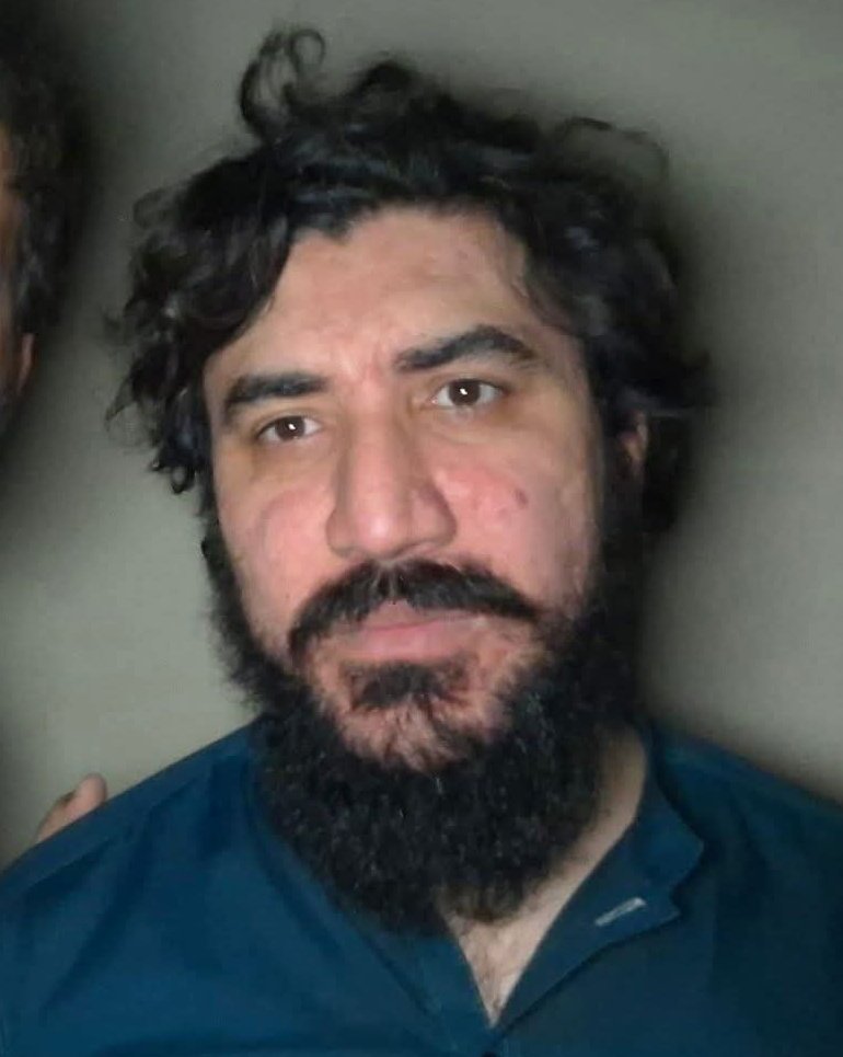 پاک افغان جنگ ختم ہوئی مگر بارڈر اب بھی بند ہے. انگور اور انار کے کنٹینرز سے رس بہہ رہا ہے.. تاجروں کی محنت، مزدوروں کی امید، سب سڑکوں پر بہہ رہا ہے.. حیرت اس بات پر ہے کہ جو کل تک پشتونوں کے حقوق کے نعرے لگاتا تھا ، آج وہی منظور پشتین کہیں آرام دہ کمروں میں چائے سُڑک رہا ہے.. !!