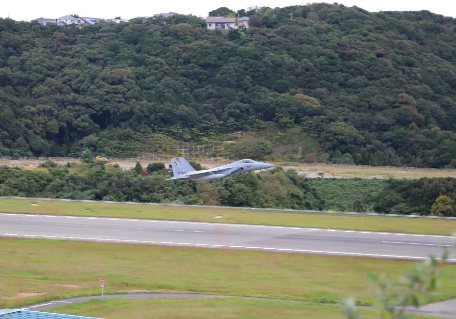 １０月２１日 #中部航空方面隊 は、四国沖での訓練に参加し、航空自衛隊の基地が使用できない場合、南紀白浜空港に着陸することを想定し、同空港における離発着訓練を実施しました。

参加機は、石川県小松基地所属のＦ－１５戦闘機です。
#防衛省 #航空自衛隊 #自衛官 
#07JX #JointOperation