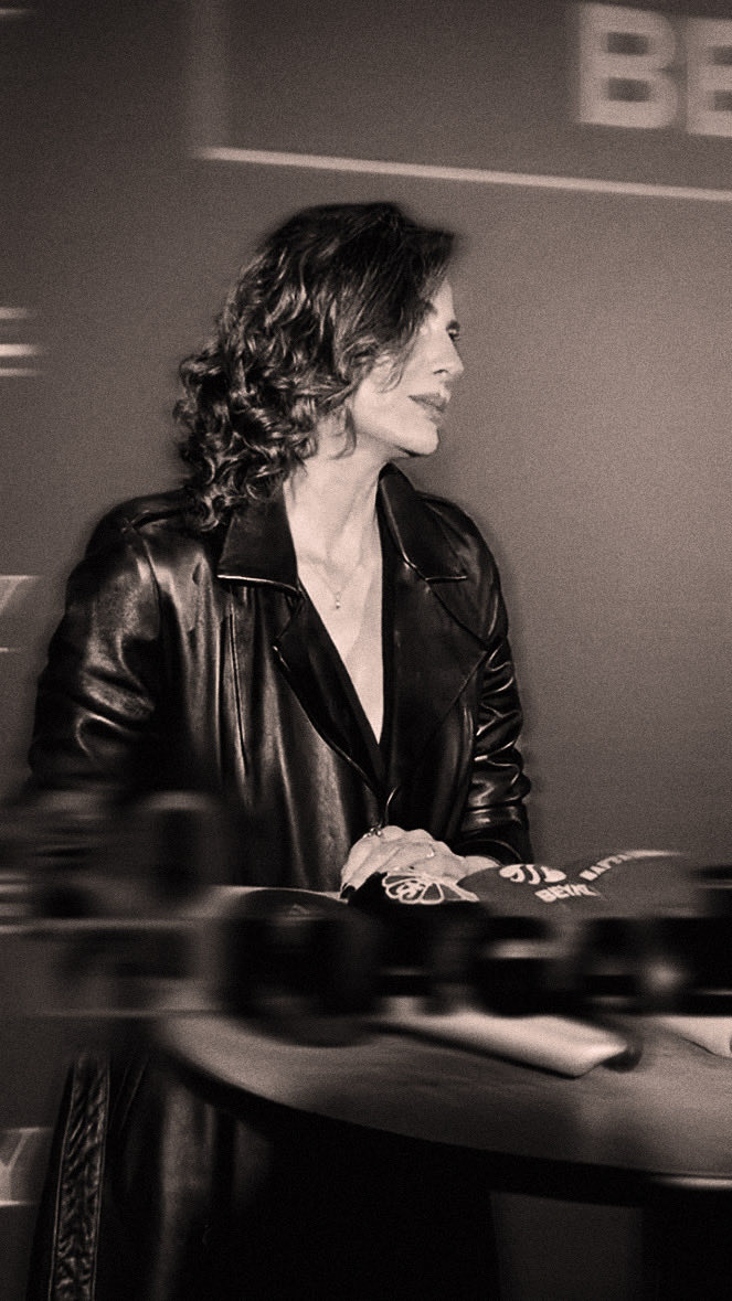 lujebr's tweet photo. •Her presence doesn't need an introduction✨
-#EbruÖzkan https://t.co/LVhyciTV85