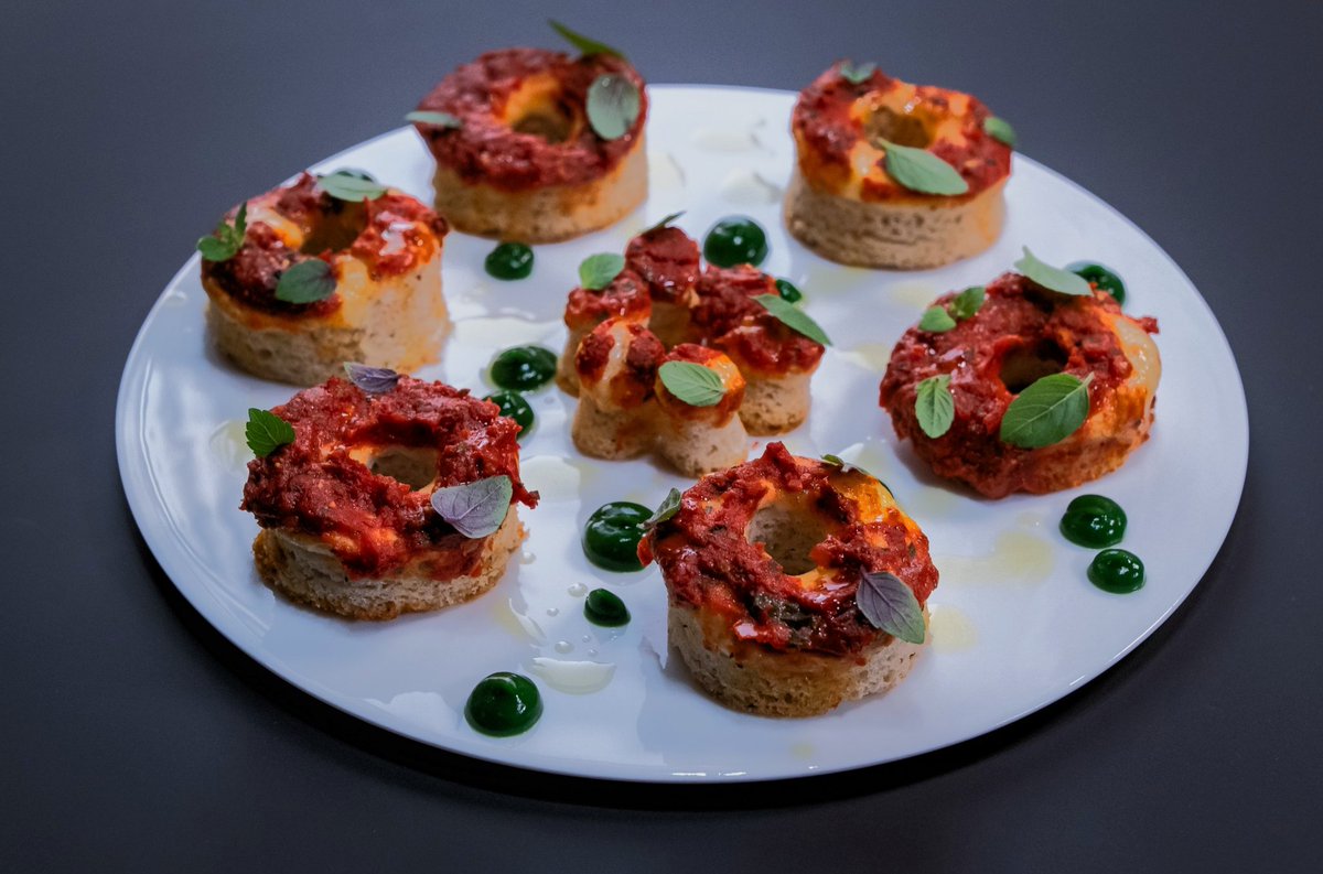 seeingfire's tweet image. ⠀
Un nuevo menú cada día, me voy a volver loco.
En fin, The Bear está abierto. 
Quién quiera que reserve.

⠀