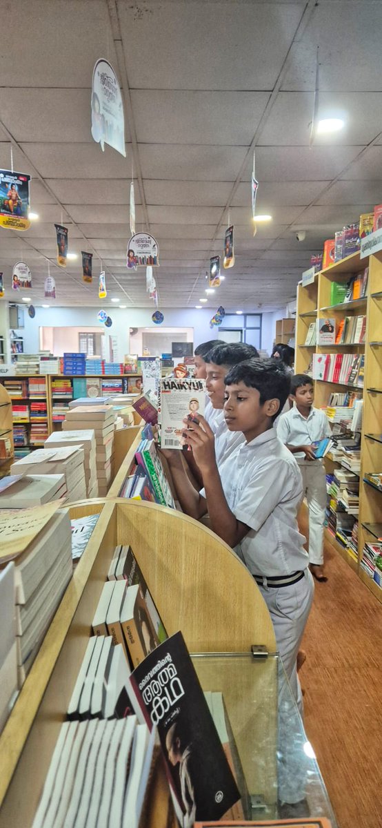 JAWAHARNAVODA15's tweet image. A day well spent! Members of the JNV Kasaragod Readers Club had an enriching visit to Mathrubhumi Publishing House, gaining valuable insights into the journey of a book from print to publication.
#ReadersClub #JNVKasaragod #MathrubhumiVisit #BookLovers @nvsrohyd @NVS_HQ