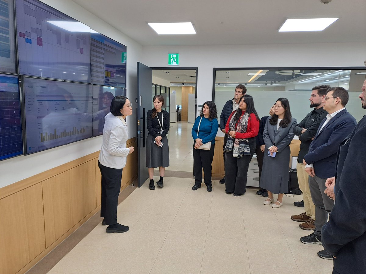LabORA_robotics's tweet image. 🇰🇷 DAY 3: LabORA in Seoul  
7⃣ Hallym University Sacred Heart Hospital: Korea’s most robotized hospital! 🤖🏥 
🤝 We met with MeYeon Lee, Director of the Command Center, who guided us through the hospital facilities 
#AssistiveRobotics #Seoul
