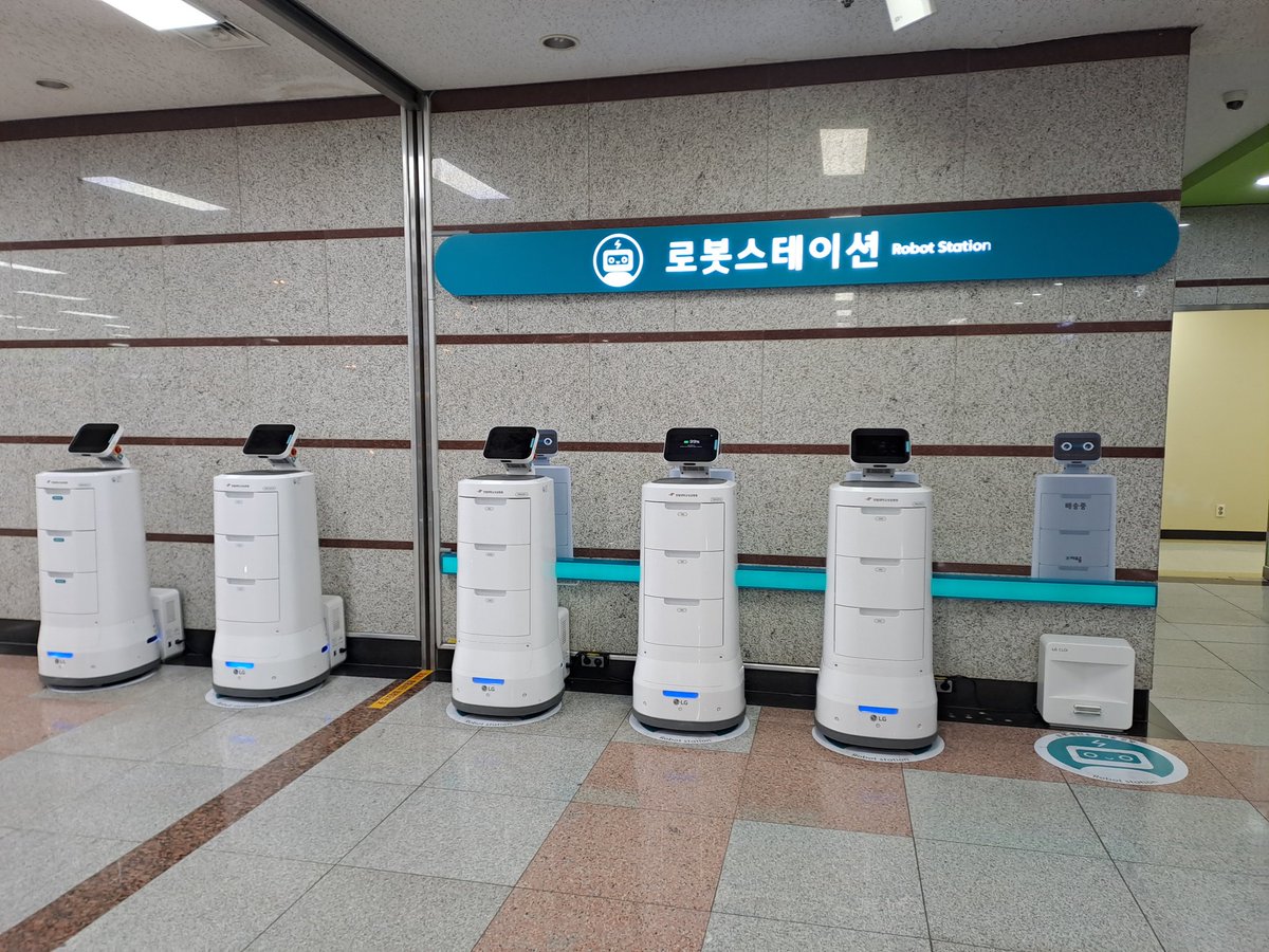 LabORA_robotics's tweet image. 🇰🇷 DAY 3: LabORA in Seoul  
7⃣ Hallym University Sacred Heart Hospital: Korea’s most robotized hospital! 🤖🏥 
🤝 We met with MeYeon Lee, Director of the Command Center, who guided us through the hospital facilities 
#AssistiveRobotics #Seoul