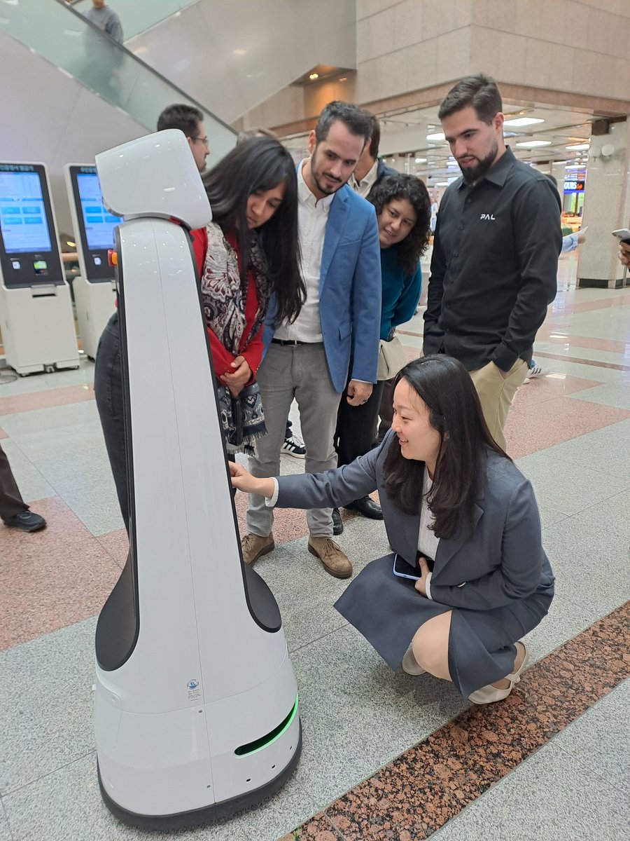 LabORA_robotics's tweet image. 🇰🇷 DAY 3: LabORA in Seoul  
7⃣ Hallym University Sacred Heart Hospital: Korea’s most robotized hospital! 🤖🏥 
🤝 We met with MeYeon Lee, Director of the Command Center, who guided us through the hospital facilities 
#AssistiveRobotics #Seoul