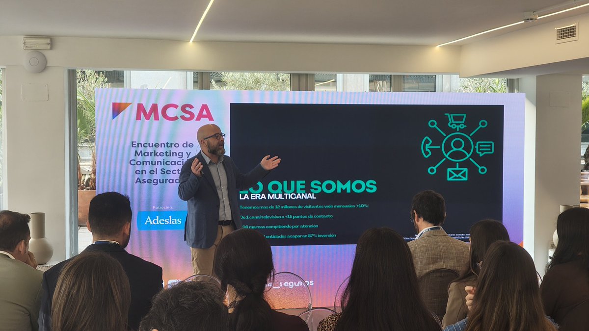 Comenzamos el #MCSA2025 con Mauro Fuentes (<a href="/Fotomaf/">𝙼𝚊𝚞𝚛𝚘 𝙵𝚞𝚎𝚗𝚝𝚎𝚜</a>).
De dónde venimos y hacia dónde vamos. Haciendo que perdamos el miedo a la IA, que mejorará el marketing y la comunicación.