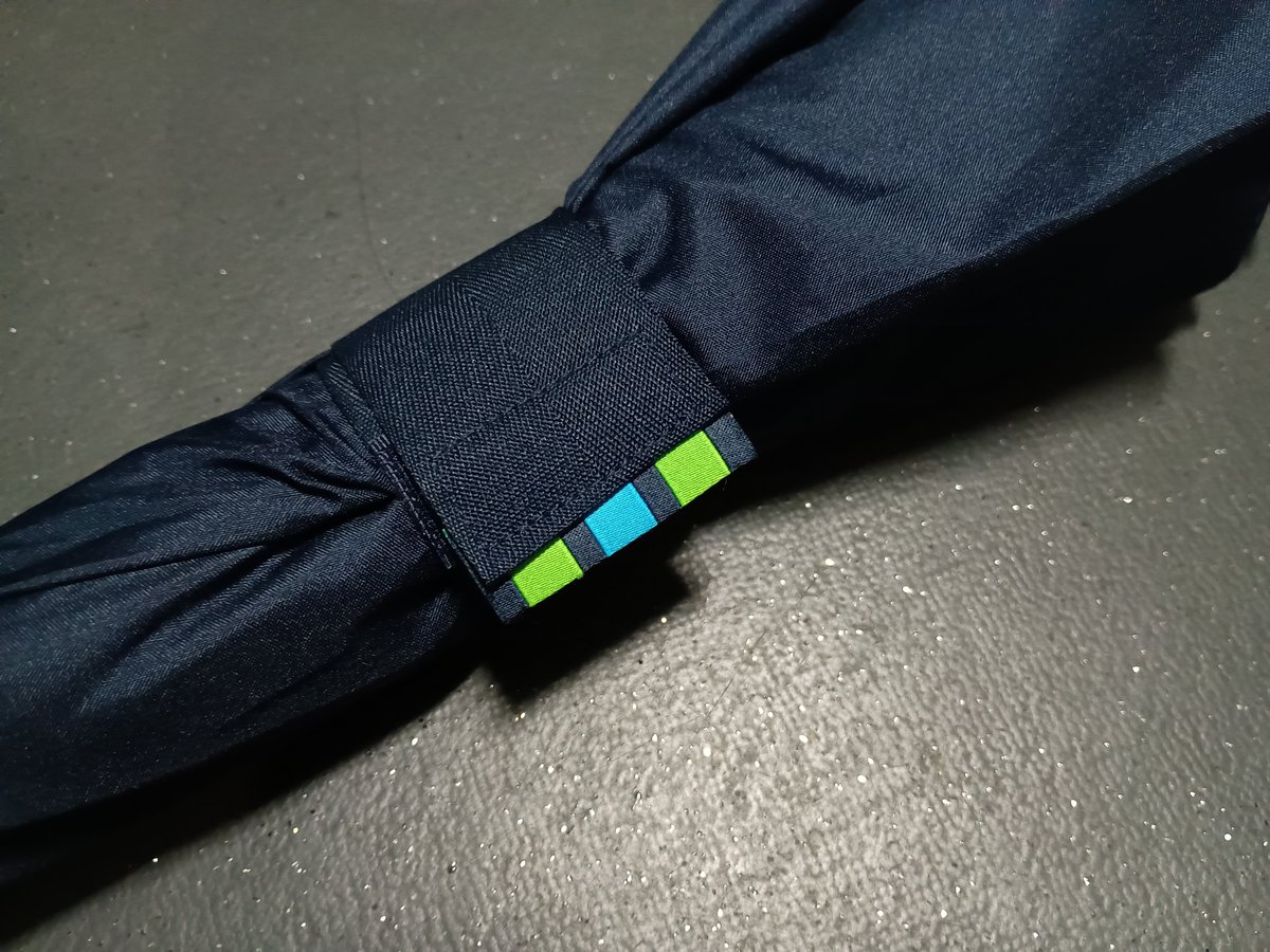 gen_e3's tweet photo. この傘がどこに売っているかを知りたいです。傘の留め具部分がファミマみたいな黄緑色・水色。ブランドロゴは見当たらず。
ChatGPTやGoogle画像検索では出てこない。写真の撮り方が悪かったかな。 https://t.co/hdEGnnG6un