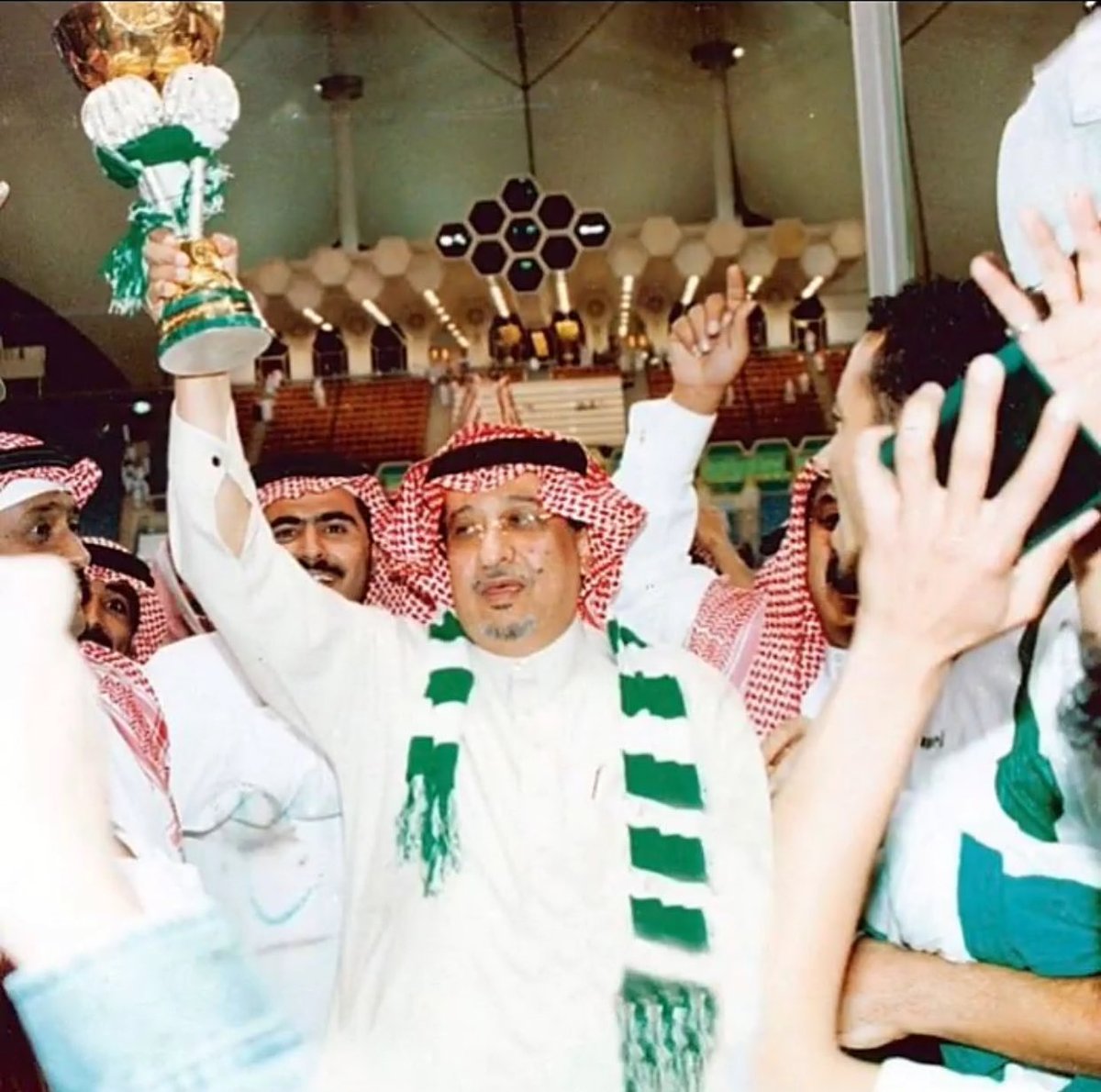 صاحب السمو الملكي الأمير محمد العبدالله الفيصل (رحمه الله) رافعآ كأس ولي العهد عام ١٤١٨هـ الأهلي - الرياض (٣ - ٢).