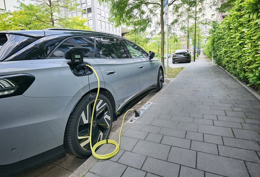 HatasLukas's tweet photo. Máme do nové PSP připravený Right2Charge, aby municipality, SVJ a další žáby na kabelech musely strpět výstavbu, protože to stále trošku připomíná vysvětlování proč se musí kvůli internetu vrtat v paneláku a že internet stejně nikdo v roce 2000... https://t.co/vGCQcWSZAY