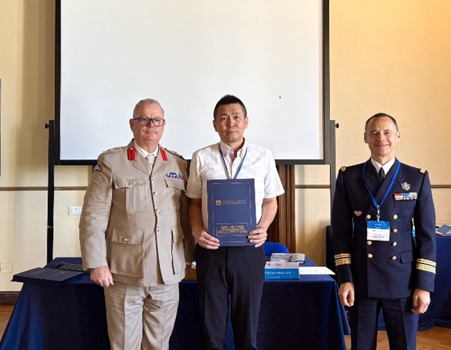 jmsdf_msc's tweet image. 令和７年９月２２日（月）から９月２６日（金）まで、#イタリア  #サンレモ市 において人道法国際研究所が主催するターゲティング特別コースに #海上自衛隊  幹部学校作戦法規研究室の大地健２等海佐が参加しました。＃海軍 ＃自衛隊