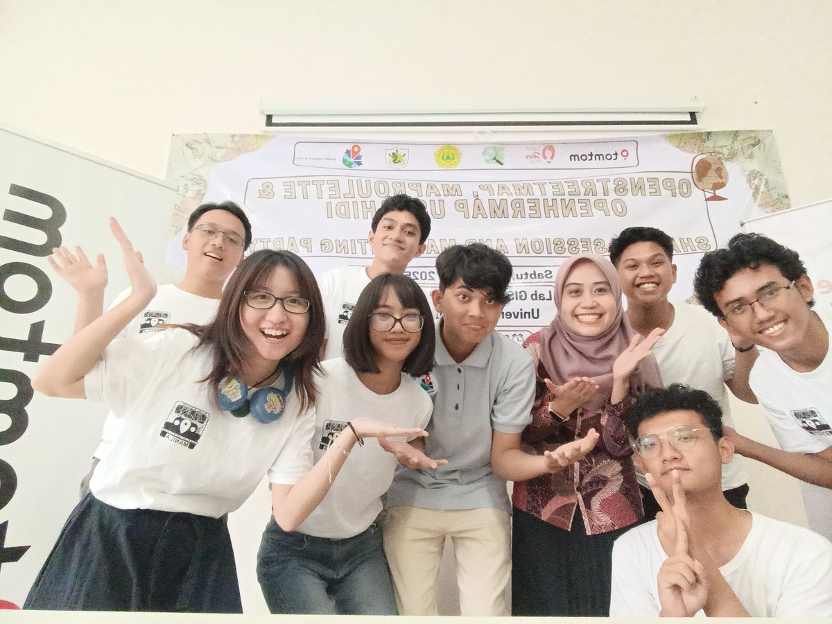 kafir_introver's tweet image. Latepost, but kemaren juga syukur alhamdulilah sempet ikut event bareng TomTom dan kolaborasi bareng #OpenHerMap, ended up mapathon yang ampe sekarang belom kelar aowkwkwk.

Jadi special moment juga, karena ini jadi kegiatan bareng youthmappers UNJ setelah sekian lama.