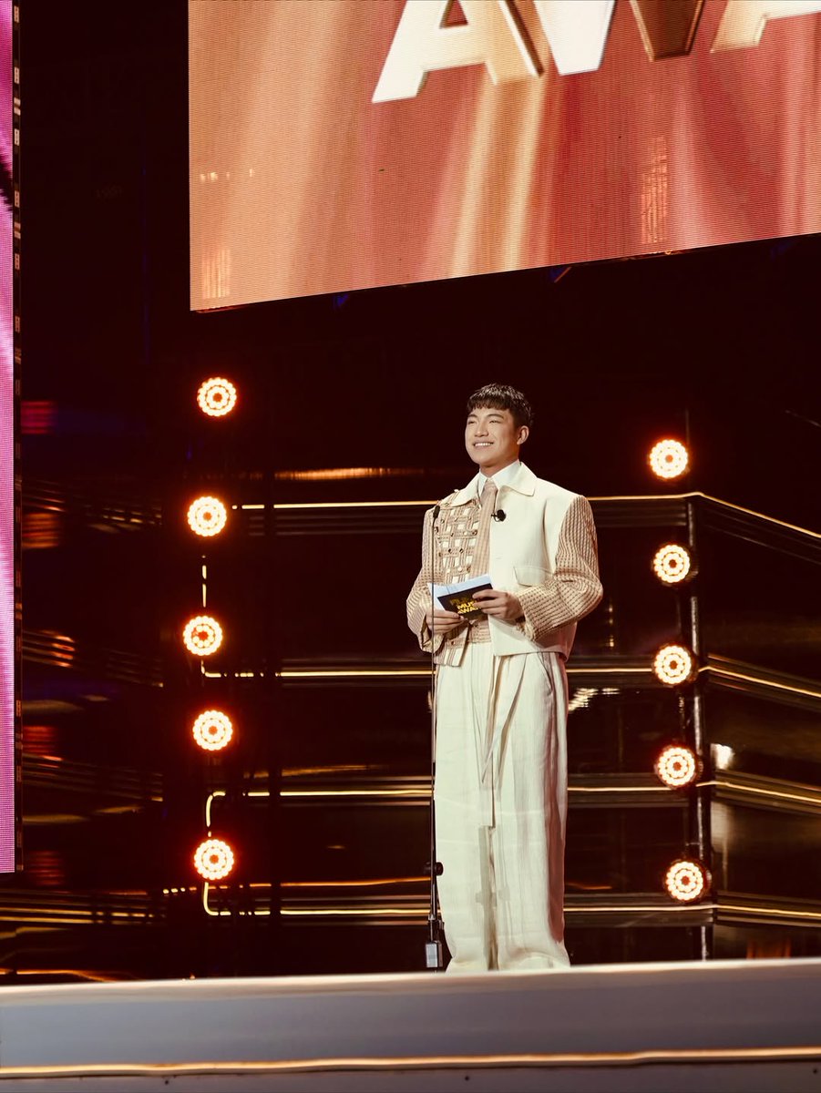 DarrenTrendsOfc's tweet photo. More stunning photos of our Asia's Pop Heartthrob Darren at last night's #TheFilipinoMusicAwards held at SM Mall of Asia Arena!!💚✨

#DARREN @Espanto2001 
#FMAs 

📷 @starmagicphils https://t.co/MLZTWnoL81