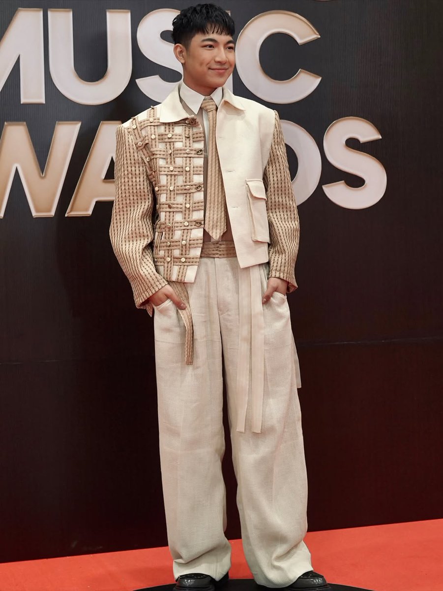 DarrenTrendsOfc's tweet photo. More stunning photos of our Asia's Pop Heartthrob Darren at last night's #TheFilipinoMusicAwards held at SM Mall of Asia Arena!!💚✨

#DARREN @Espanto2001 
#FMAs 

📷 @starmagicphils https://t.co/MLZTWnoL81