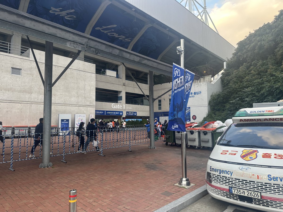 나눔 장소 및 시간 공개합니다.

시간은 지금부터 ~ 5시 25분까지
(그전에 전부 나가면 조기 종료예정)

1루 1게이트 쪽 흡연하는 곳 나오면 앰블런스 옆 라이온즈 깃발 보이는곳에 있습니다.