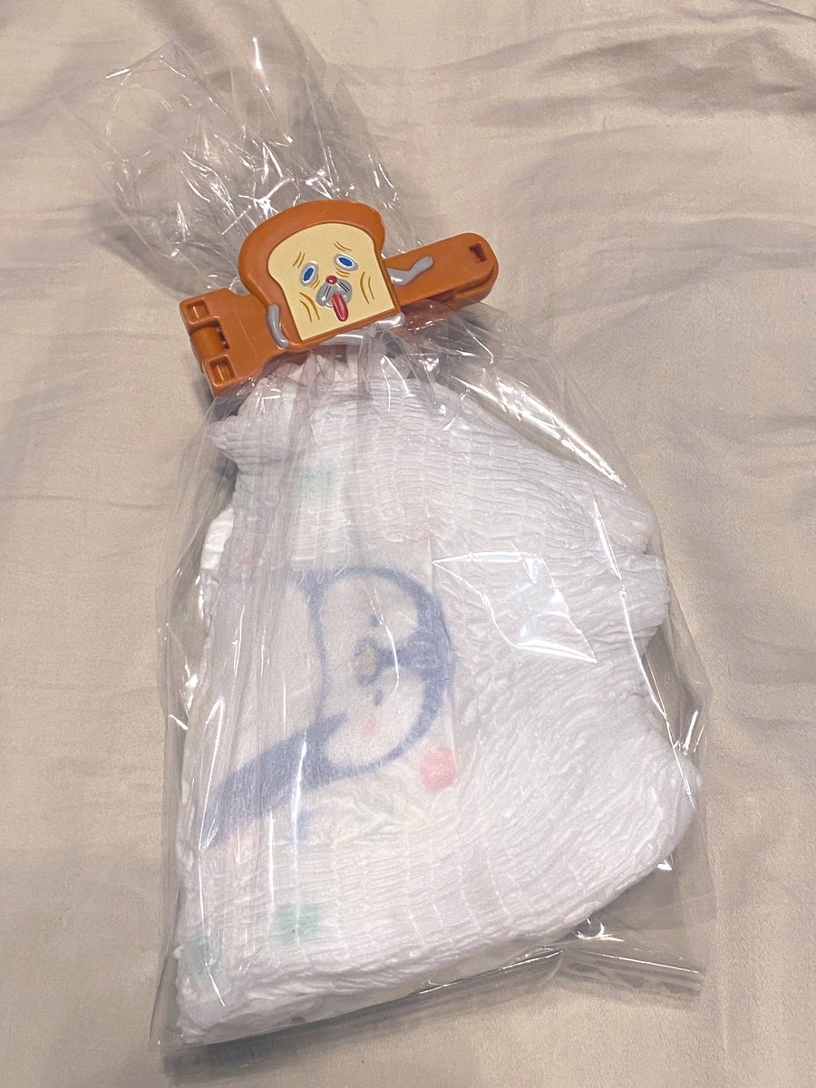 OhgOvgn's tweet photo. オムツ入れてコレ見るたびに、毎回ちょっと笑っちゃうくらいすき。
オムツクリップとして最適解すぎる顔で最高だから、ママ友みんなにゲットして欲しい😂
（このオムツは写真用の未使用品） https://t.co/kTQWd217XP