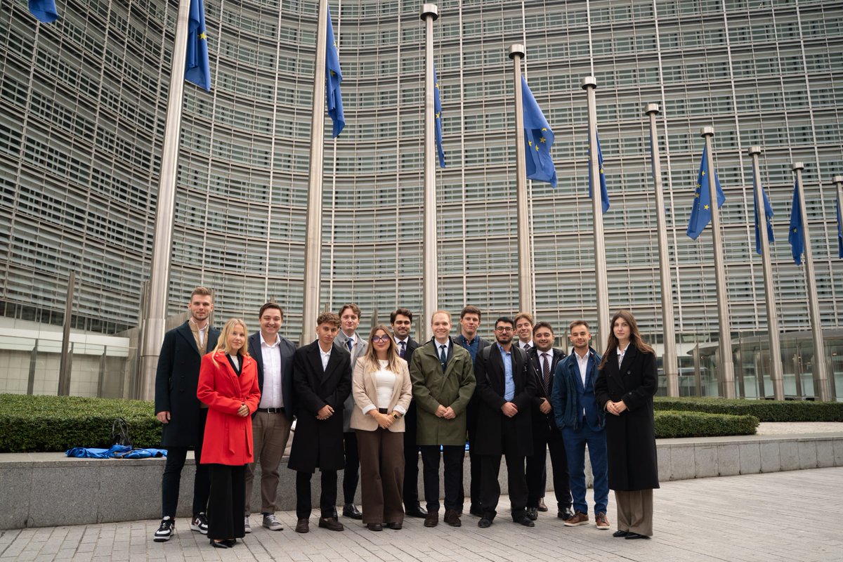 edsnet's tweet image. ✅ It's a wrap! 

Last week, the EDS Skills Training in Brussels took place, where delegates had the chance to visit the @epp HQ, Microsoft, and Bloomberg as well as sharpen their skills in workshops 🇪🇺💬

Next: Council Meeting in Podgorica in November 🇲🇪

📷 George Sgouromallis