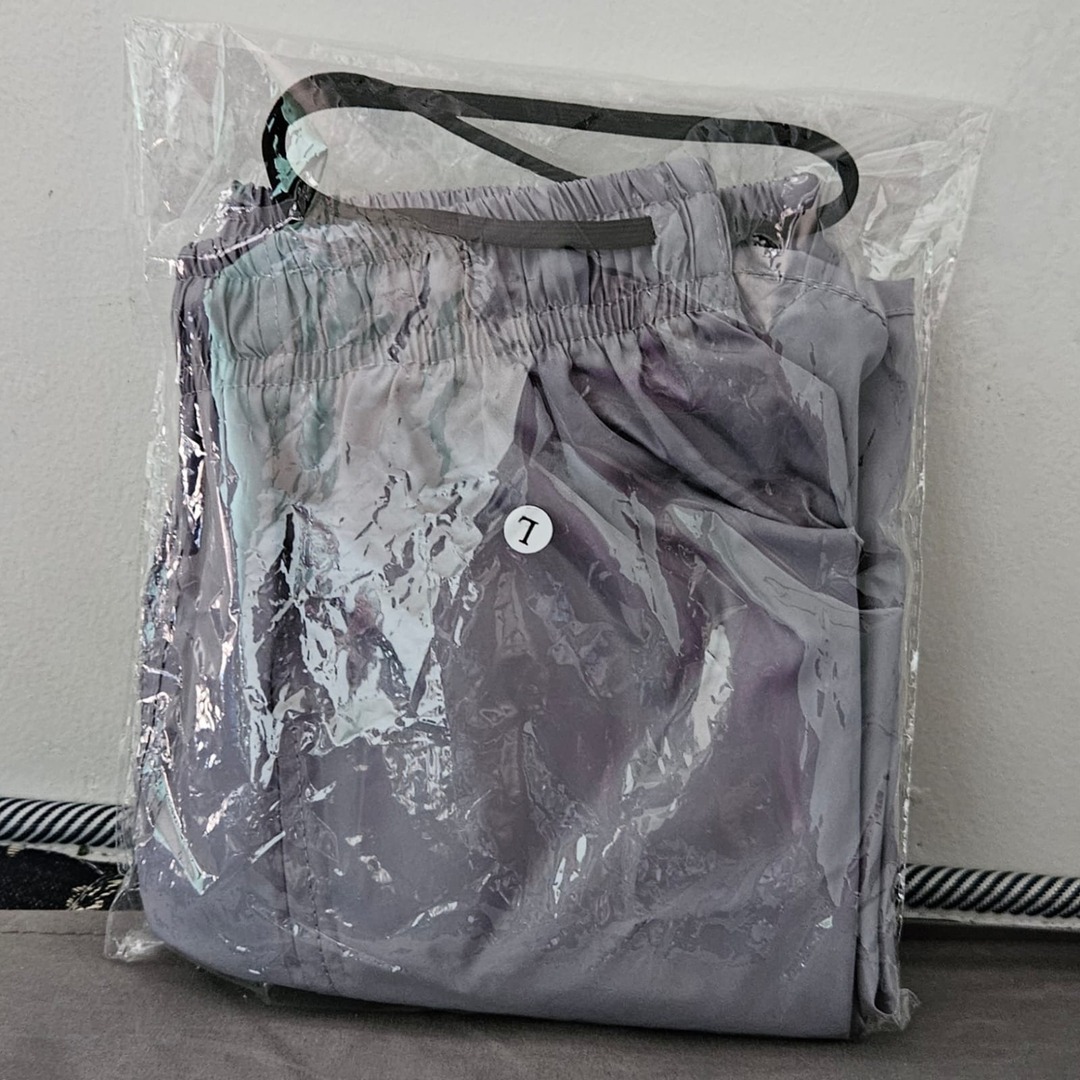 lovsell

🍒 Celana Pendek Hotpants Celana Olahraga Gym

Bahan: Parasut
Warna: Abu-abu
Ukuran: L
Lingkar Pinggang: 86 cm
Lingkar Paha: 34 cm
Panjang Celana: 33 cm
Muat BB: 46 - 55 kg

💸 37k
📍Jakarta Timur

dm =cherrycaplang27