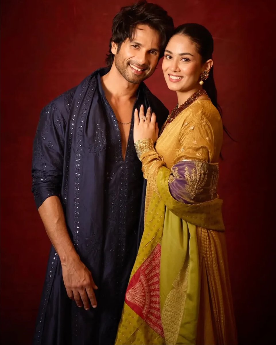 Tellymantra's tweet photo. Twinkling lights, sparkling smiles, and a whole lot of love 🪔😍

#ShahidMira #shahidkapoor #mirarajput #diwali2025 #tellymantra https://t.co/CvbV3YlPba
