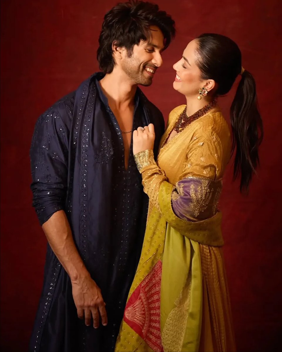 Tellymantra's tweet photo. Twinkling lights, sparkling smiles, and a whole lot of love 🪔😍

#ShahidMira #shahidkapoor #mirarajput #diwali2025 #tellymantra https://t.co/CvbV3YlPba