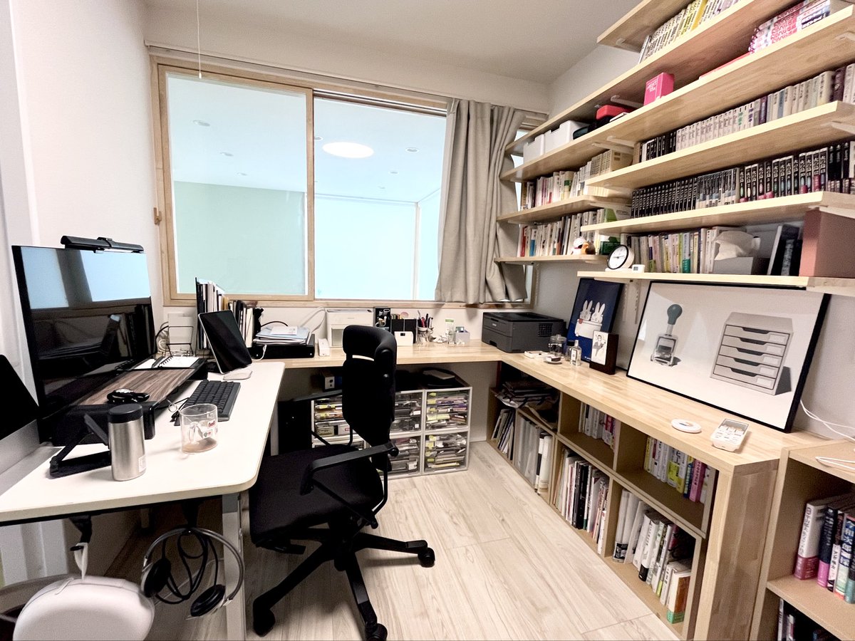 新居、こういうぐるっと囲まれたワークスペースにあこがれてたので嬉しい。イスの向きをくるっと回すだけで作業スペースを切り替えられるの。パソコン作業と書き物を並行する時とかに便利！