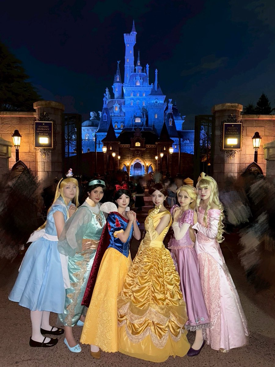去年に引き続きのメンツでプリンセス集会でした👸
写真キャストさんにお願いしたら、綺麗にお城おさめて撮っていただいた！🏰うれしい！
楽しかった〜〜
#Dハロ仮装2025 
#Dハロ仮装