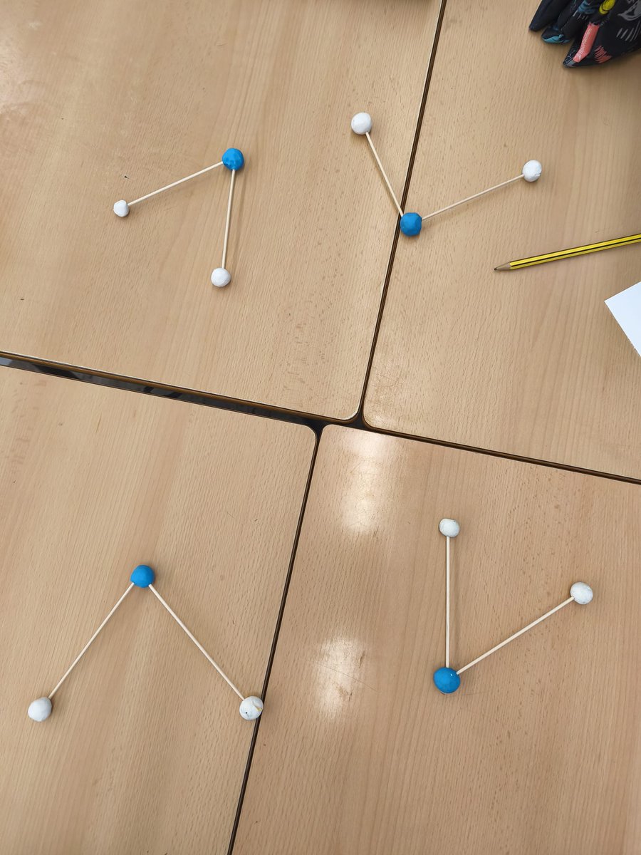 L'alumnat de #Farigola3r experimenta a baula les propietats, els esttas i l'estructura molecular de l'aigua.