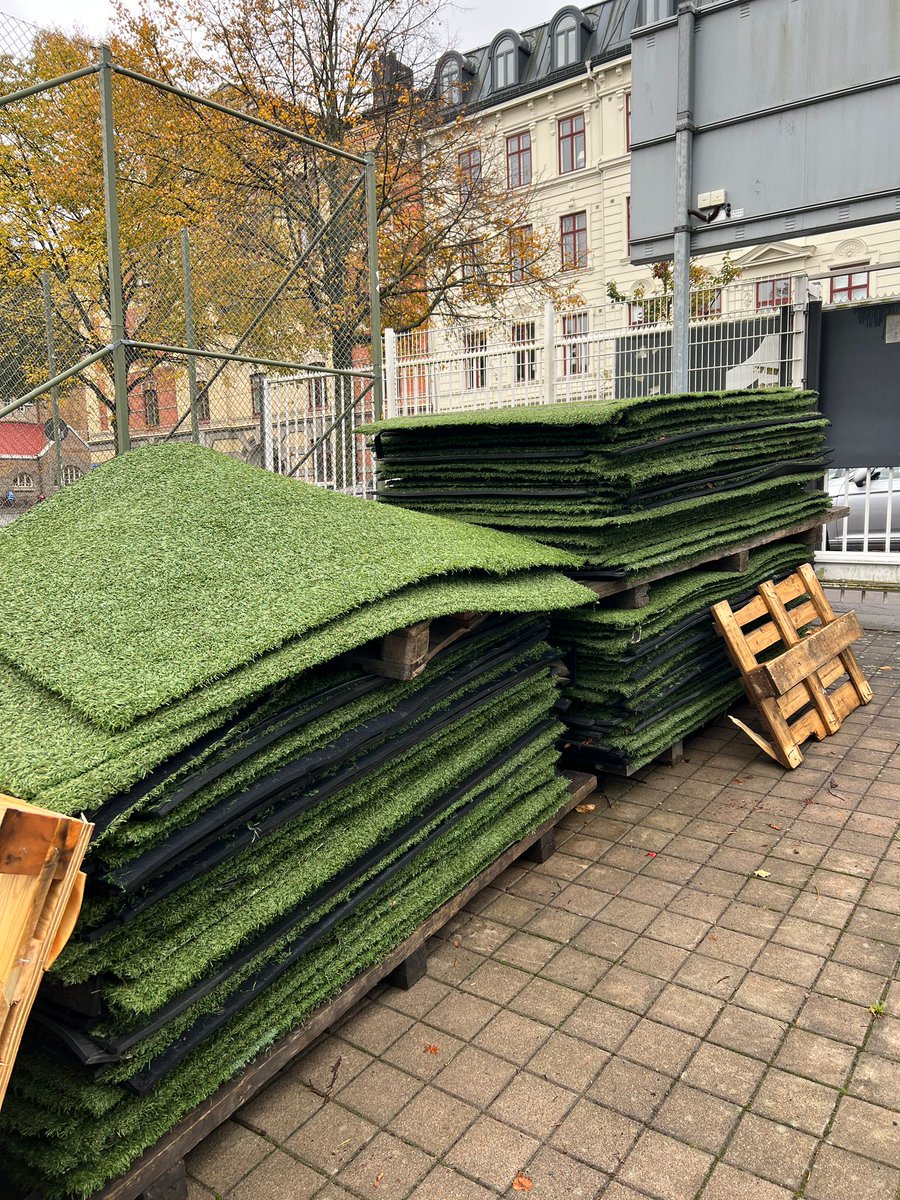 Te pones a dar un paseo mañanero por Gotemburgo y te encuentras esta maravilla.

¿Alguien con hueco en la maleta? Es para un amigo. Gracias.