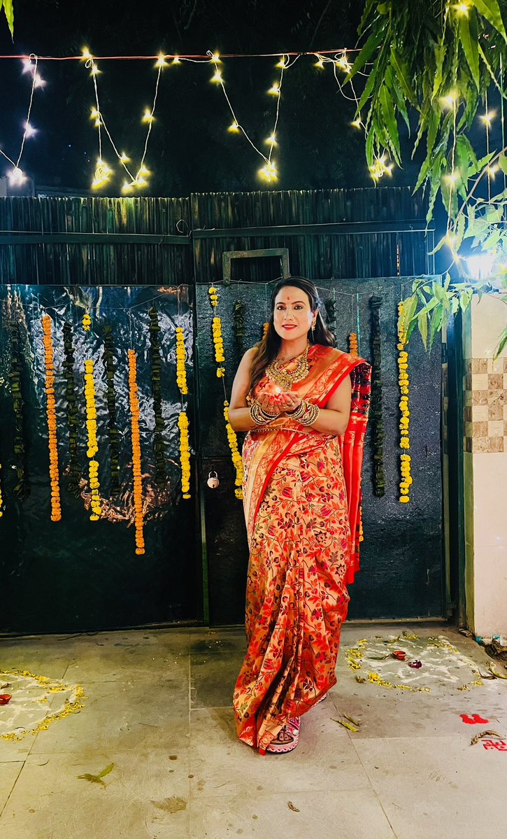 sonalgoelias's tweet image. दीपज्योतिः परं ब्रह्म दीपज्योतिर्जनार्दनः। 
दीपो हरतु मे पापं संध्यादीप नमोऽस्तुते॥ 🪔🙏🏻✨

दीप का प्रकाश परम ब्रह्म का प्रतीक है;
यह दिवाली हमें प्रेरित करे कि हम अपने कर्म, दया और सेवा के माध्यम से दुनिया में प्रकाश फैलाएँ 💫🌸

#HappyDiwali #Deepotsav2025 #FestivalOfLights