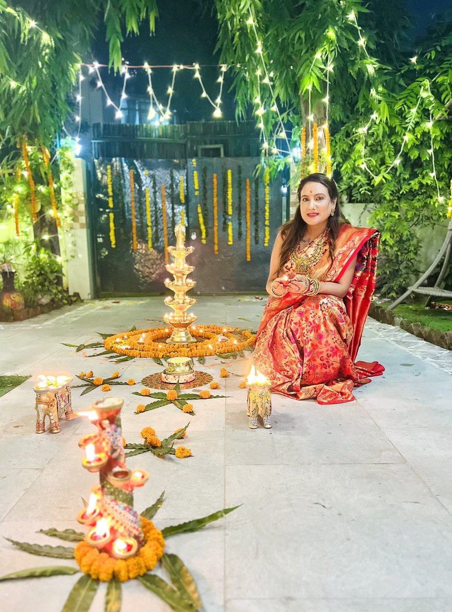 sonalgoelias's tweet image. दीपज्योतिः परं ब्रह्म दीपज्योतिर्जनार्दनः। 
दीपो हरतु मे पापं संध्यादीप नमोऽस्तुते॥ 🪔🙏🏻✨

दीप का प्रकाश परम ब्रह्म का प्रतीक है;
यह दिवाली हमें प्रेरित करे कि हम अपने कर्म, दया और सेवा के माध्यम से दुनिया में प्रकाश फैलाएँ 💫🌸

#HappyDiwali #Deepotsav2025 #FestivalOfLights