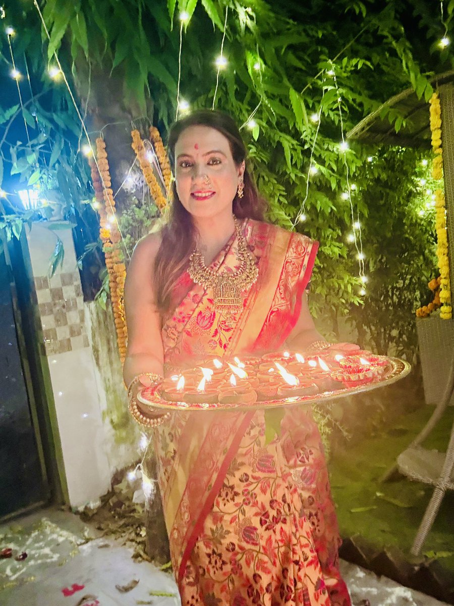 sonalgoelias's tweet image. दीपज्योतिः परं ब्रह्म दीपज्योतिर्जनार्दनः। 
दीपो हरतु मे पापं संध्यादीप नमोऽस्तुते॥ 🪔🙏🏻✨

दीप का प्रकाश परम ब्रह्म का प्रतीक है;
यह दिवाली हमें प्रेरित करे कि हम अपने कर्म, दया और सेवा के माध्यम से दुनिया में प्रकाश फैलाएँ 💫🌸

#HappyDiwali #Deepotsav2025 #FestivalOfLights